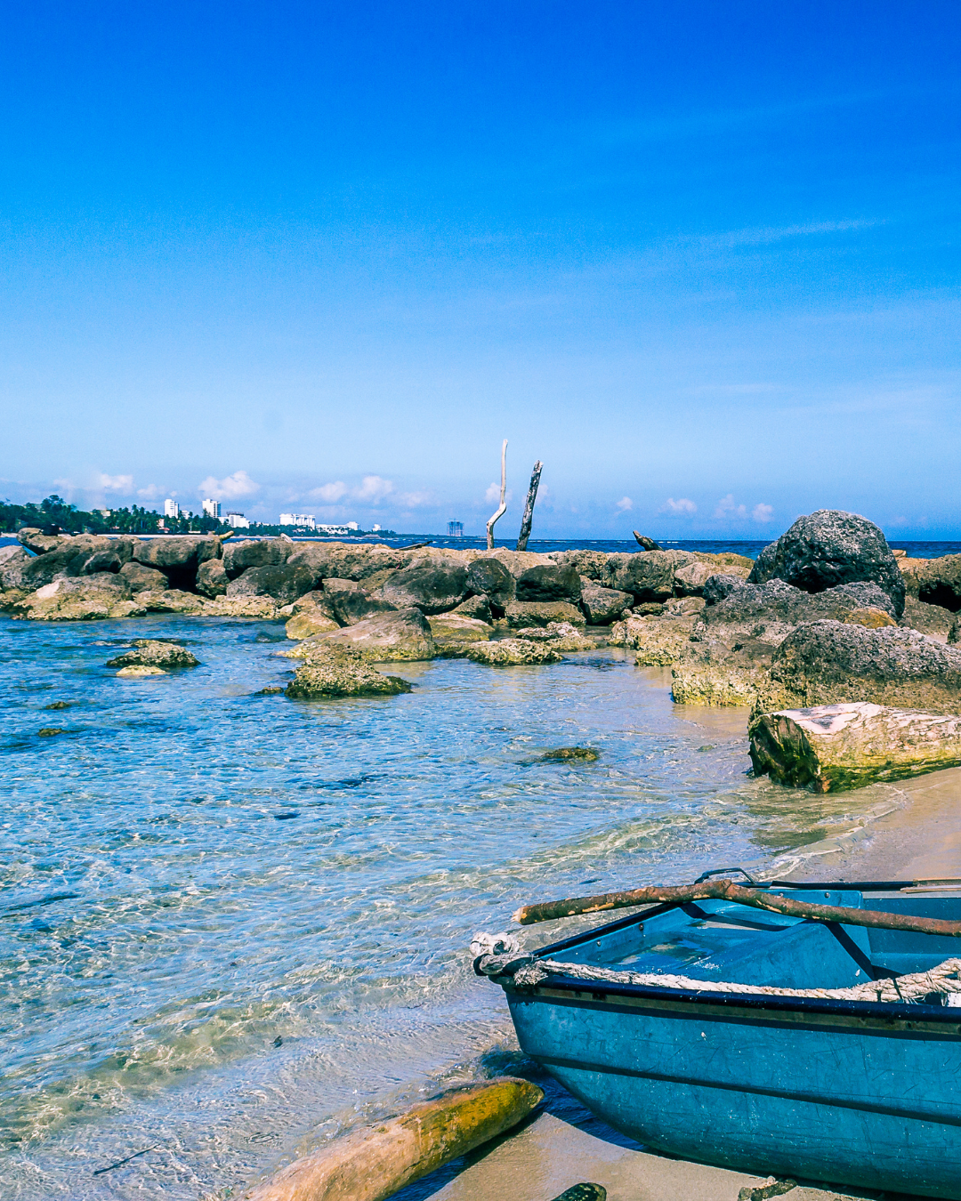 Ubicado a solo 45 minutos de Santo Domingo y a 30 minutos del Aeropuerto Internacional de Las Américas, Juan Dolio se ha convertido en una de las zonas más accesibles y atractivas para invertir o vivir frente al mar. Sus principales playas, como Playa Juan Dolio y Playa Real, son conocidas por sus aguas serenas y su ambiente familiar. La zona cuenta con campos de golf como Guavaberry y Metro Country Club, además de restaurantes destacados como El Mesón Español o Sal Marina. Juan Dolio también ofrece opciones de salud, supermercados y servicios esenciales, todo rodeado por un entorno seguro y en constante desarrollo. Ideal para retirados, familias y profesionales que valoran la conexión con la naturaleza sin renunciar a las comodidades urbanas, Juan Dolio representa una oportunidad única dentro del mercado inmobiliario costero dominicano.