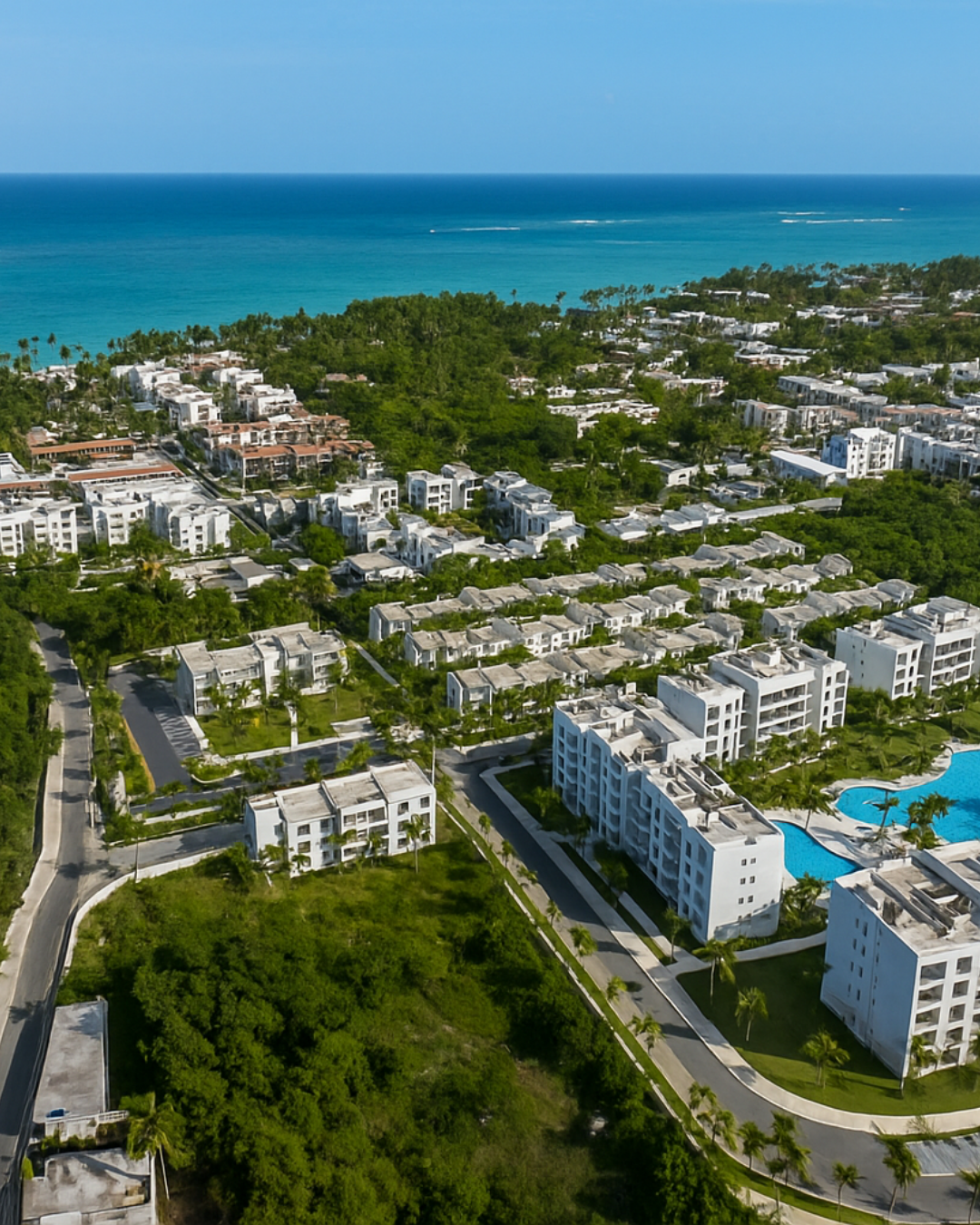 Vivir o invertir en Punta Cana es sumergirse en un entorno privilegiado con acceso directo a playas como Playa Blanca, Juanillo o Bávaro, ideales para deportes acuáticos, paseos en catamarán o simplemente relajarse bajo el sol. Zonas como Cap Cana ofrecen marinas privadas, spas, colegios internacionales, seguridad 24/7 y restaurantes gourmet frente al mar como La Palapa o Mediterráneo. Además, el Aeropuerto Internacional de Punta Cana permite conexiones rápidas con las principales ciudades de América y Europa, lo que convierte a la zona en una opción estratégica tanto para vacacionar como para establecer una segunda residencia. Con múltiples proyectos inmobiliarios en crecimiento, incentivos como la Ley Confotur y un estilo de vida que combina lujo, naturaleza y bienestar, Punta Cana se consolida como uno de los lugares más atractivos para vivir e invertir en República Dominicana.